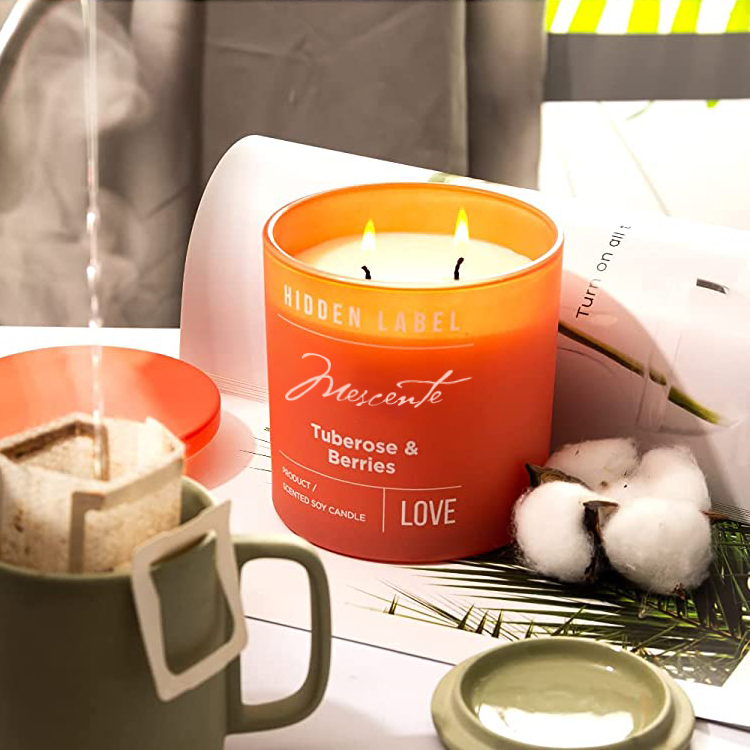 M&Scent Hurtownia luksusowych świec zapachowych z wosku sojowego z kryształkami w czarnych szczypcach